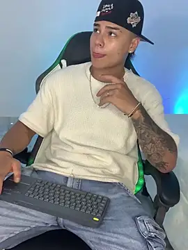 Snapshot of SantiagoReyesFtt chatting on March 2025 08:20:02 AM SantiagoReyesFtt online show from March 2025 08:20:02 AM