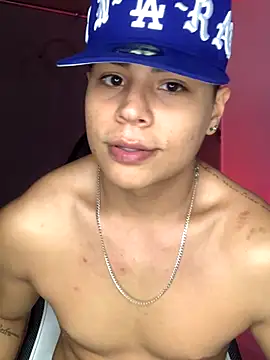 Snapshot of SantiagoReyesFtt chatting on October 2025 05:08:02 AM SantiagoReyesFtt online show from October 2025 05:08:02 AM