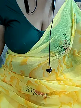 Snapshot of Yours_Radika chatting on February 2025 07:41:02 PM Yours Radika online show from February 2025 07:41:02 PM