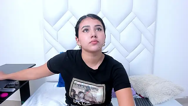 Snapshot of Analia18_ chatting on November 2025 01:32:02 PM Analia18 online show from November 2025 01:32:02 PM