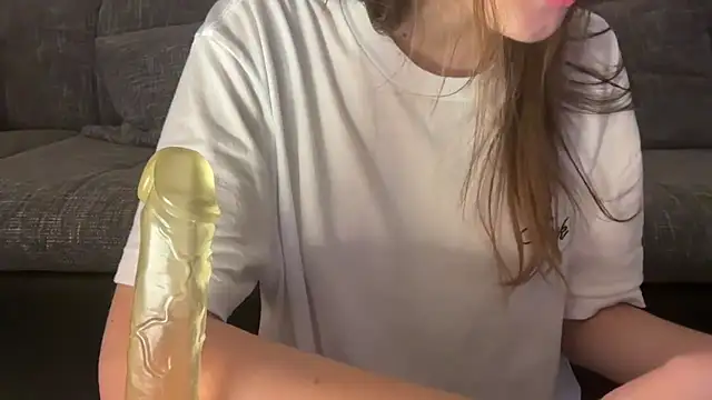 Snapshot of EmilyWi_ chatting on December 2024 01:43:01 AM EmilyWi  online show from December 2024 01:43:01 AM