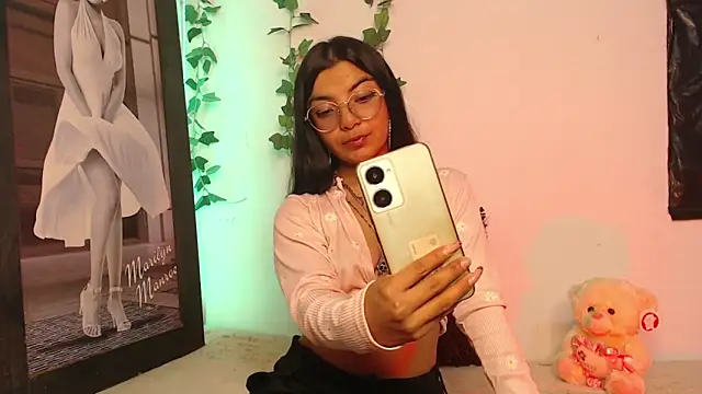 Snapshot of sofi_soft_ chatting on January 2025 11:43:01 PM sofi soft  online show from January 2025 11:43:01 PM