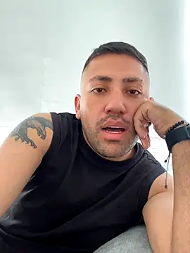 JuanZapata33 online show from October 2025 09:08:02 PM