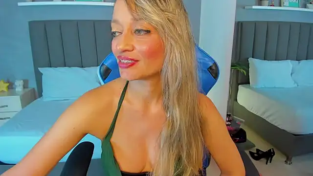 Snapshot of emma_collson chatting on October 2025 03:04:01 AM emma collson online show from October 2025 03:04:01 AM