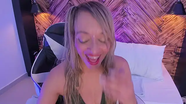 Snapshot of emma_collson chatting on November 2025 08:31:01 PM emma collson online show from November 2025 08:31:01 PM