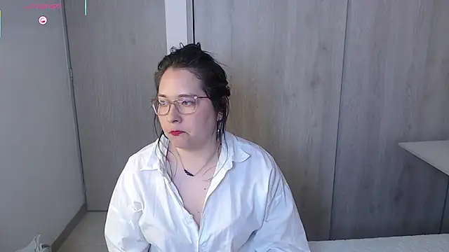 Snapshot of May_Carlier chatting on October 2025 02:32:01 AM May Carlier online show from October 2025 02:32:01 AM