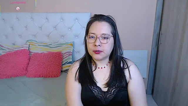 Snapshot of May_Carlier chatting on November 2025 12:00:01 AM May Carlier online show from November 2025 12:00:01 AM