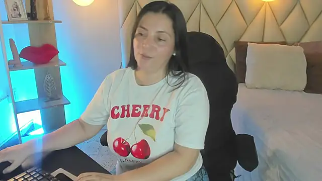 Snapshot of angelswets chatting on May 2026 02:01:02 PM angelswets online show from May 2026 02:01:02 PM