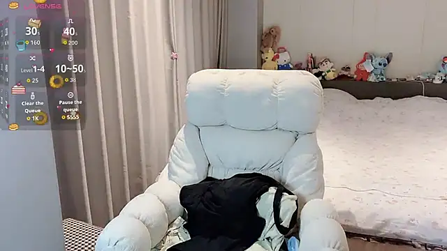 qiqi-666 online show from October 2025 01:45:01 AM