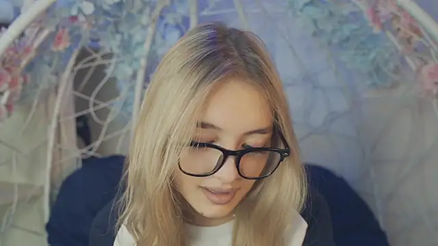 Snapshot of FlairCunard chatting on January 2025 05:44:01 PM FlairCunard online show from January 2025 05:44:01 PM