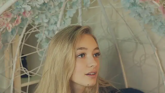 Snapshot of FlairCunard chatting on January 2025 08:57:01 PM FlairCunard online show from January 2025 08:57:01 PM