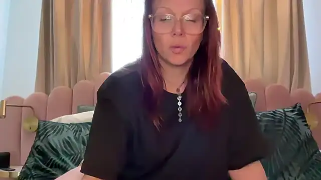 Snapshot of MelodyRoseUk chatting on March 2026 10:43:01 AM MelodyRoseUk online show from March 2026 10:43:01 AM