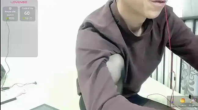 Snapshot of TGH521 chatting on December 2024 09:51:01 PM TGH521 online show from December 2024 09:51:01 PM