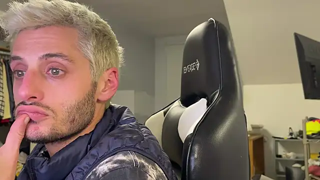 Snapshot of Dylansd chatting on January 2025 04:52:01 AM Dylansd online show from January 2025 04:52:01 AM