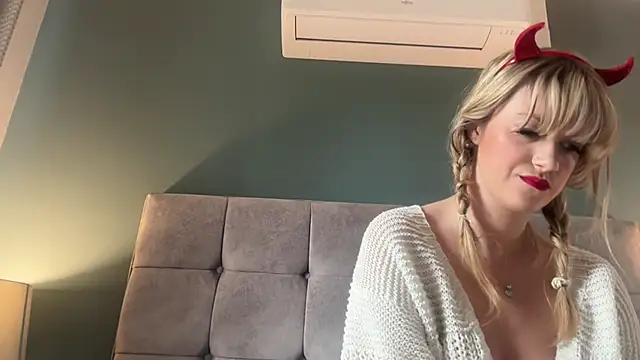 LustfulLuna  online show from October 2025 12:06:01 PM