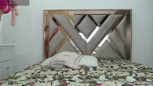 CorinaSmith28 online show from April 2026 09:31:01 PM