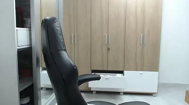 Snapshot of RoxanaLove9 chatting on December 2024 12:09:01 AM RoxanaLove9 online show from December 2024 12:09:01 AM