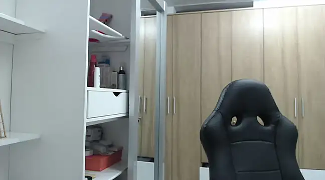 Snapshot of RoxanaLove9 chatting on January 2025 04:20:01 AM RoxanaLove9 online show from January 2025 04:20:01 AM