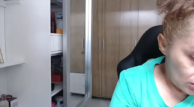 Snapshot of RoxanaLove9 chatting on January 2025 06:34:02 PM RoxanaLove9 online show from January 2025 06:34:02 PM