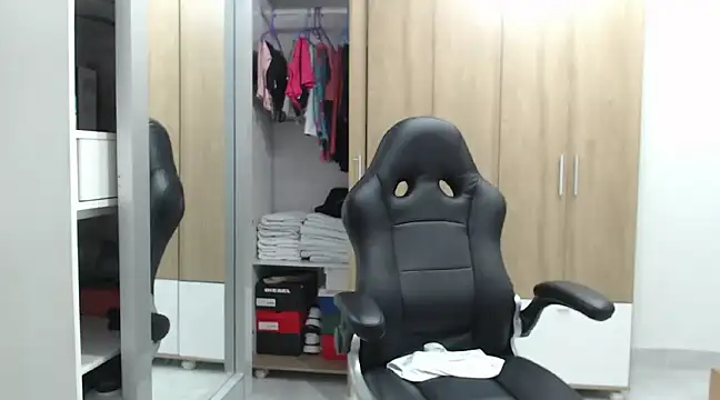 Snapshot of RoxanaLove9 chatting on January 2025 11:07:01 PM RoxanaLove9 online show from January 2025 11:07:01 PM