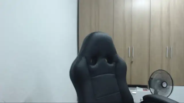 Snapshot of RoxanaLove9 chatting on September 2025 11:52:01 PM RoxanaLove9 online show from September 2025 11:52:01 PM