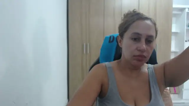 Snapshot of RoxanaLove9 chatting on October 2025 09:47:02 PM RoxanaLove9 online show from October 2025 09:47:02 PM