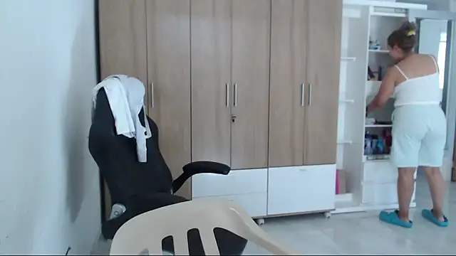 RoxanaLove9 online show from November 2025 05:56:01 PM