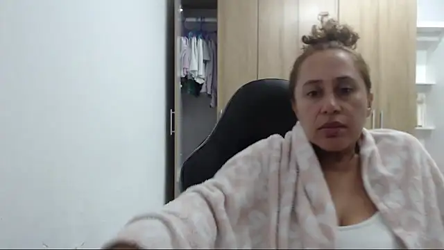 RoxanaLove9 online show from April 2026 02:22:02 AM