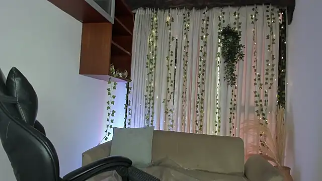 HannaRhodes online show from November 2025 01:33:02 PM