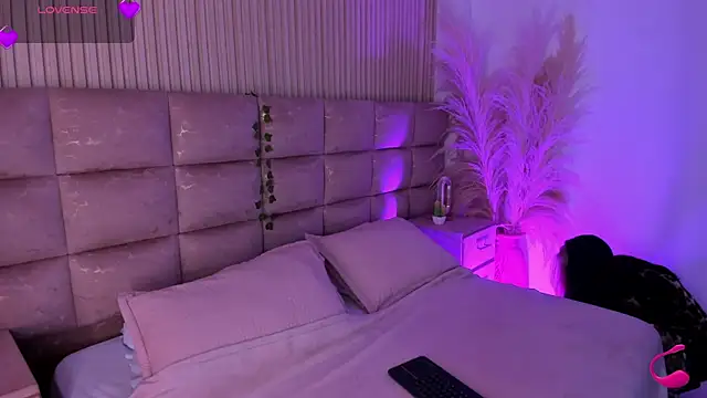 HannaRhodes online show from July 2026 02:52:01 PM