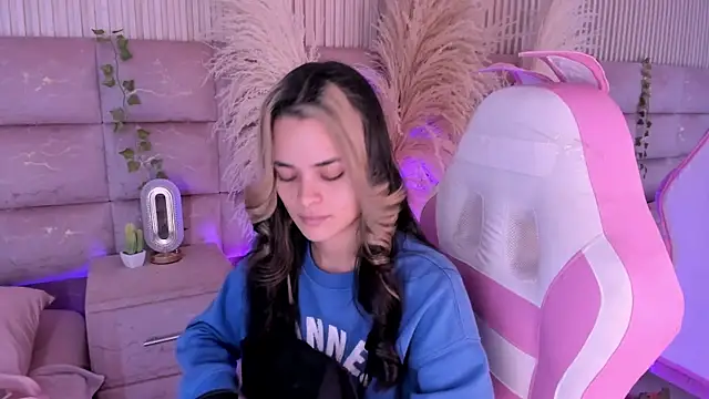 HannaRhodes online show from July 2026 02:12:02 PM