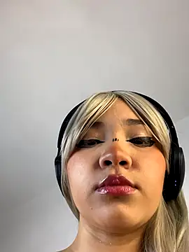 MadelineBenet online show from November 2025 02:58:01 AM