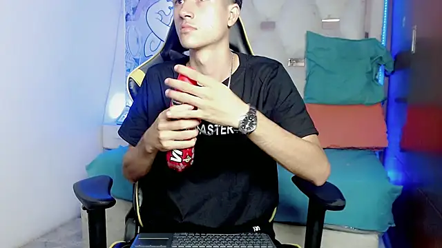 johnny cagee online show from December 2025 04:32:01 AM