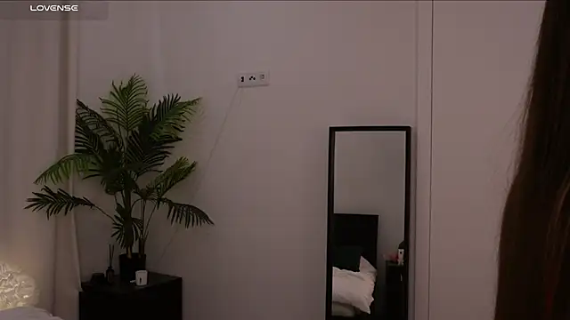 Lilly Colins online show from January 2025 09:34:01 PM