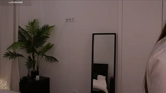 Lilly Colins online show from January 2025 02:28:01 PM