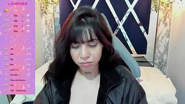 Snapshot of Violet_m chatting on December 2024 12:33:02 AM Violet m online show from December 2024 12:33:02 AM