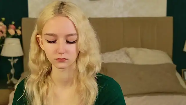 Snapshot of NaomiLoys chatting on November 2025 10:48:02 AM NaomiLoys online show from November 2025 10:48:02 AM