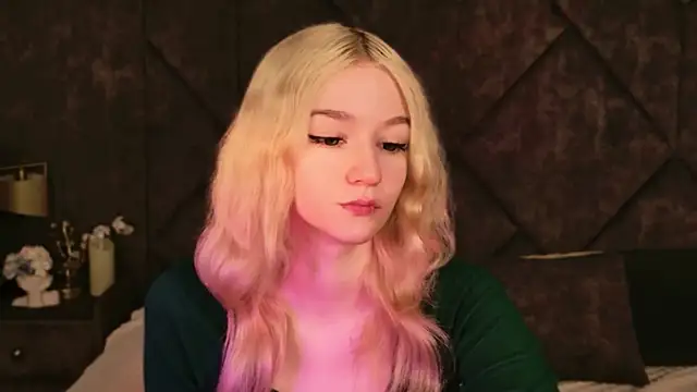 Snapshot of NaomiLoys chatting on November 2025 10:35:02 AM NaomiLoys online show from November 2025 10:35:02 AM