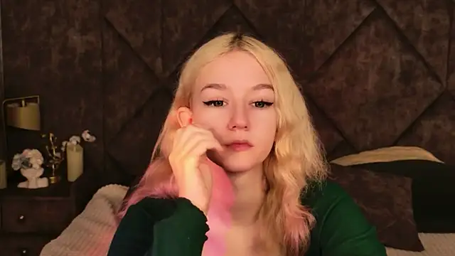 Snapshot of NaomiLoys chatting on November 2025 10:36:02 AM NaomiLoys online show from November 2025 10:36:02 AM