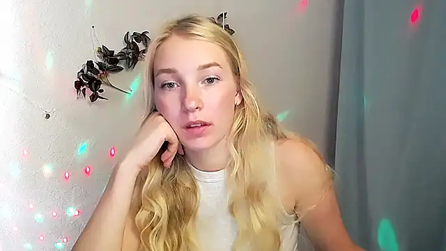 Snapshot of Queen_ofLove chatting on May 2026 08:44:02 AM Queen ofLove online show from May 2026 08:44:02 AM
