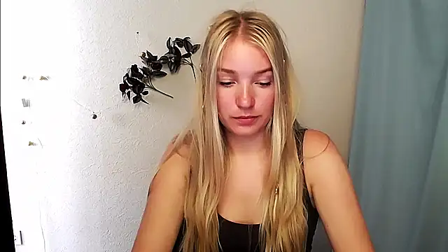 Snapshot of Queen_ofLove chatting on June 2026 11:47:01 AM Queen ofLove online show from June 2026 11:47:01 AM