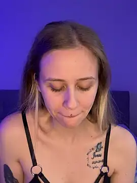 lunawolf21 online show from January 2025 07:38:02 AM