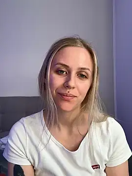 lunawolf21 online show from February 2025 07:28:02 AM