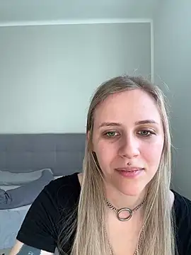 lunawolf21 online show from March 2025 05:45:01 PM