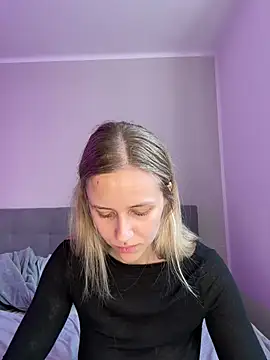 lunawolf21 online show from March 2025 07:15:01 AM