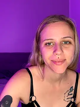 lunawolf21 online show from October 2025 06:25:01 AM