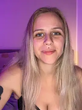 lunawolf21 online show from October 2025 06:52:01 PM