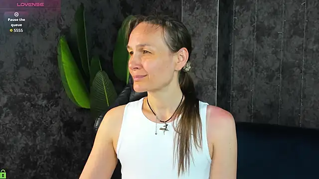 Snapshot of Lillian_White chatting on June 2026 12:52:02 AM Lillian White online show from June 2026 12:52:02 AM