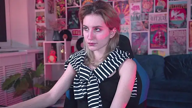 LuxRayi online show from February 2025 06:00:01 PM