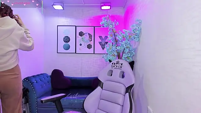 Snapshot of Theia_moon chatting on February 2026 01:21:02 PM Theia moon online show from February 2026 01:21:02 PM